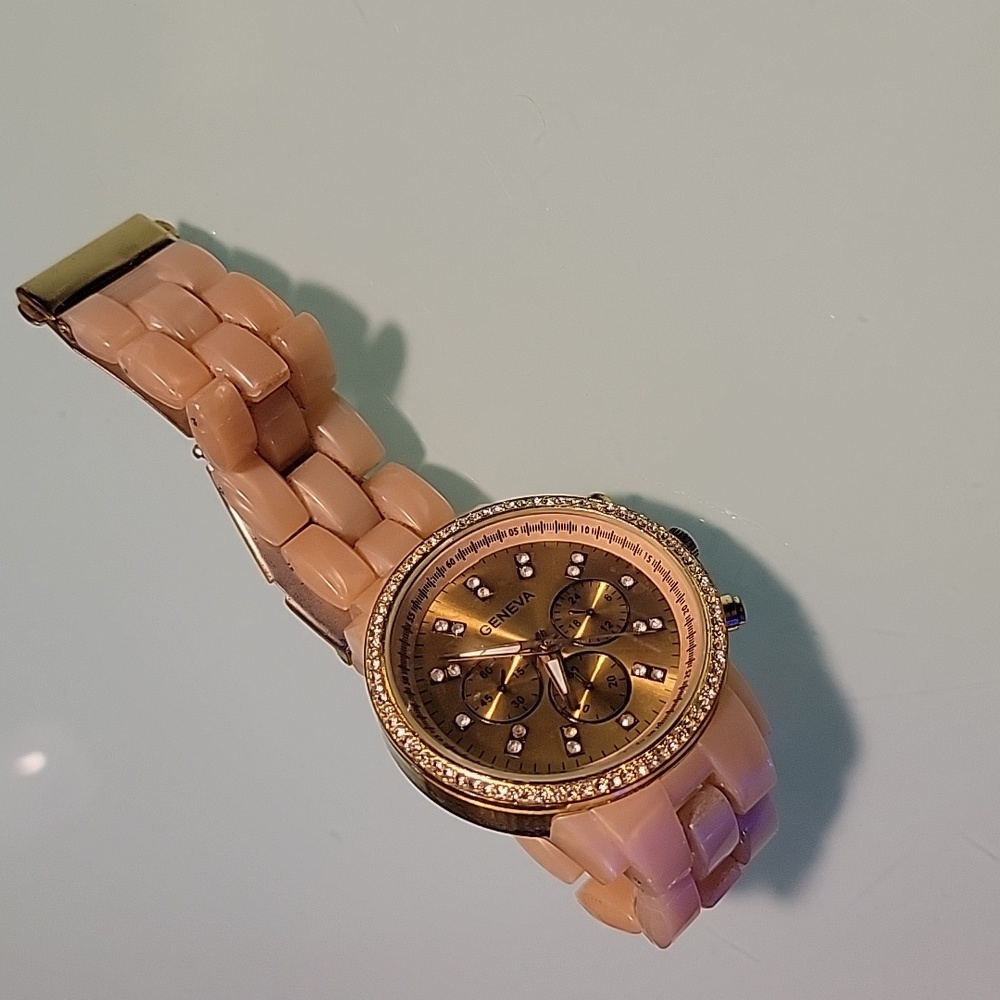Geneva. Man's watch. Goldtone & pearlescent band.